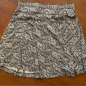 Women’s navy white print skirt.  I’m 5’2” and it hits at the top of my knee.